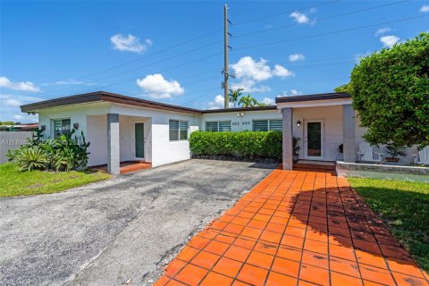 House in Miami, Florida 3 bedrooms, 192.49 sq.m. № 2244308 - photo 5