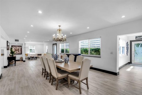 House in Miami, Florida 3 bedrooms, 192.49 sq.m. № 2244308 - photo 10