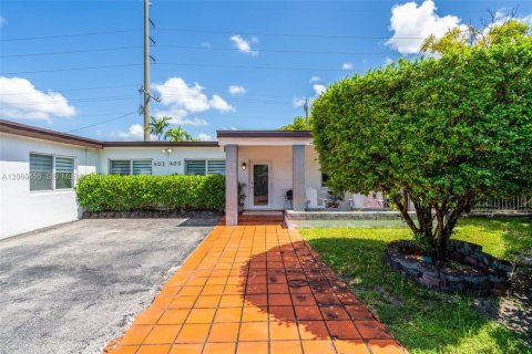 House in Miami, Florida 3 bedrooms, 192.49 sq.m. № 2244308 - photo 6