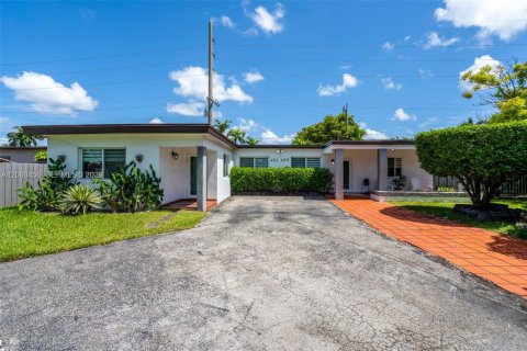 House in Miami, Florida 3 bedrooms, 192.49 sq.m. № 2244308 - photo 3
