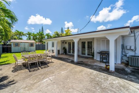 House in Miami, Florida 3 bedrooms, 192.49 sq.m. № 2244308 - photo 29