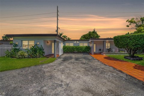 House in Miami, Florida 3 bedrooms, 192.49 sq.m. № 2244308