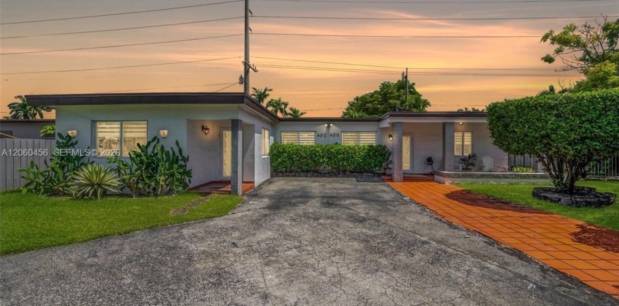 House in Miami, Florida 3 bedrooms, 192.49 sq.m. № 2244308