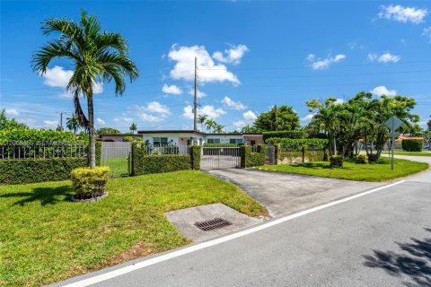 House in Miami, Florida 3 bedrooms, 192.49 sq.m. № 2244308 - photo 2
