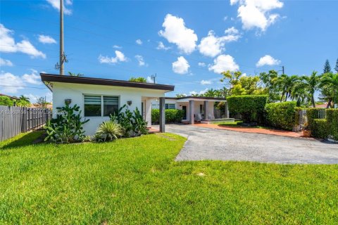 House in Miami, Florida 3 bedrooms, 192.49 sq.m. № 2244308 - photo 4