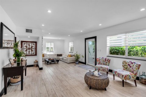 House in Miami, Florida 3 bedrooms, 192.49 sq.m. № 2244308 - photo 16