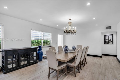 House in Miami, Florida 3 bedrooms, 192.49 sq.m. № 2244308 - photo 9