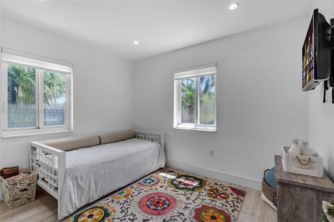 House in Miami, Florida 3 bedrooms, 192.49 sq.m. № 2244308 - photo 25