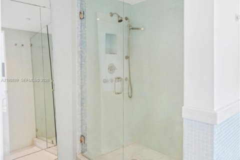Купить кондоминиум в Санни-Айлс-Бич, Флорида 3 спальни, 266.07м2, № 2192138 - фото 18