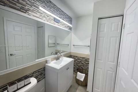 Copropriété à louer à Hallandale Beach, Floride: 3 chambres, 139.35 m2 № 2183948 - photo 13
