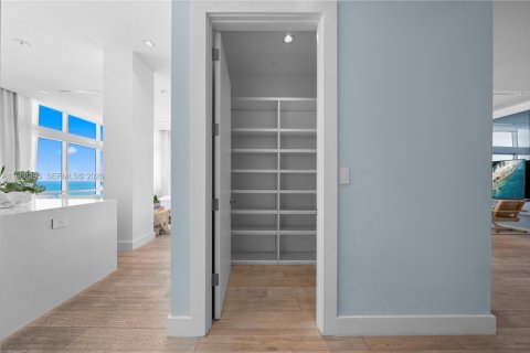 Снять в аренду кондоминиум в Майами-Бич, Флорида 4 спальни, 604.79м2, № 2029552 - фото 15