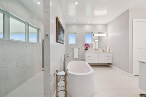 House in Tampa, Florida 6 bedrooms, 566.89 sq.m. № 1652501 - photo 14