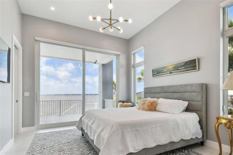 House in Tampa, Florida 6 bedrooms, 566.89 sq.m. № 1652501 - photo 19