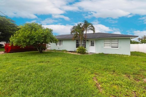 House in Cape Coral, Florida 3 bedrooms, 133.31 sq.m. № 856250 - photo 1