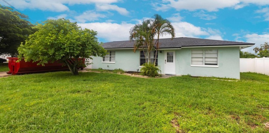 House in Cape Coral, Florida 3 bedrooms, 133.31 sq.m. № 856250