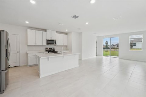 House in Zephyrhills, Florida 4 bedrooms, 201.41 sq.m. № 1508927 - photo 8