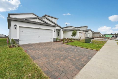 House in Zephyrhills, Florida 4 bedrooms, 201.41 sq.m. № 1508927 - photo 3