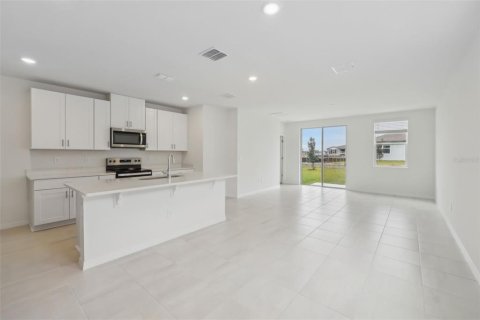 House in Zephyrhills, Florida 4 bedrooms, 201.41 sq.m. № 1508927 - photo 12