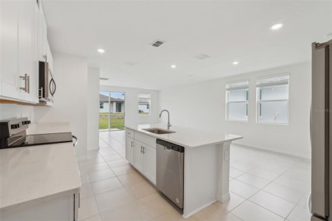 House in Zephyrhills, Florida 4 bedrooms, 201.41 sq.m. № 1508927 - photo 9