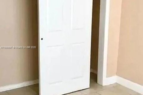 Commercial property in Fort Lauderdale, Florida 168.15 sq.m. № 1807157 - photo 12