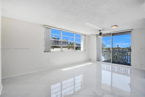 Copropriété à louer à Hallandale Beach, Floride: 2 chambres, 116.13 m2 № 1783580 - photo 2