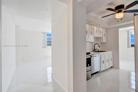 Copropriété à louer à Hallandale Beach, Floride: 2 chambres, 116.13 m2 № 1783580 - photo 15