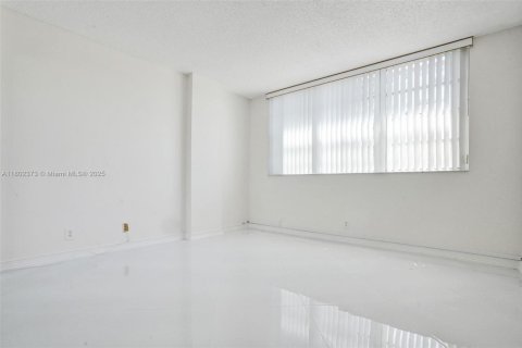 Copropriété à louer à Hallandale Beach, Floride: 2 chambres, 116.13 m2 № 1783580 - photo 12