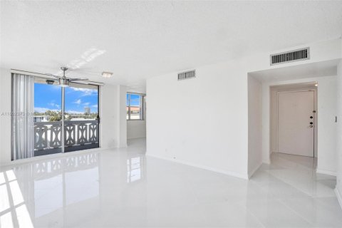 Copropriété à louer à Hallandale Beach, Floride: 2 chambres, 116.13 m2 № 1783580 - photo 16