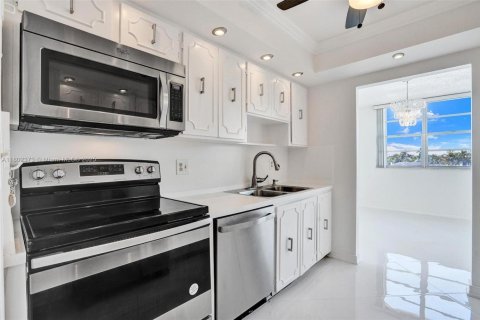 Copropriété à louer à Hallandale Beach, Floride: 2 chambres, 116.13 m2 № 1783580 - photo 3