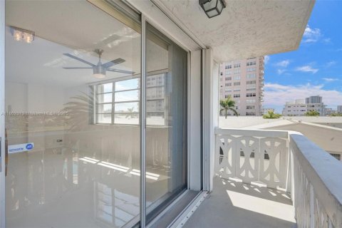 Copropriété à louer à Hallandale Beach, Floride: 2 chambres, 116.13 m2 № 1783580 - photo 27