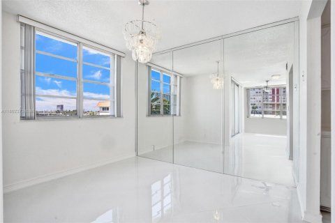 Copropriété à louer à Hallandale Beach, Floride: 2 chambres, 116.13 m2 № 1783580 - photo 19