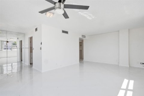 Copropriété à louer à Hallandale Beach, Floride: 2 chambres, 116.13 m2 № 1783580 - photo 17