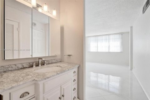 Copropriété à louer à Hallandale Beach, Floride: 2 chambres, 116.13 m2 № 1783580 - photo 11