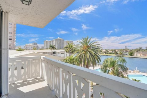 Copropriété à louer à Hallandale Beach, Floride: 2 chambres, 116.13 m2 № 1783580 - photo 1