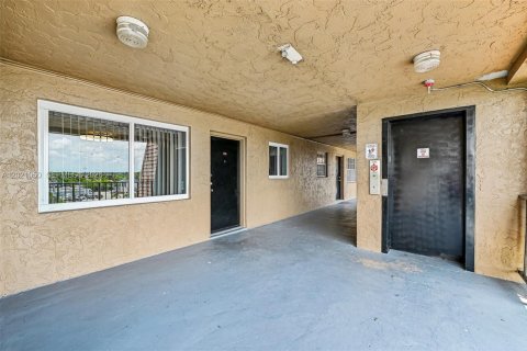 Copropriété à vendre à Hialeah, Floride: 2 chambres, 61.41 m2 № 2185885 - photo 4