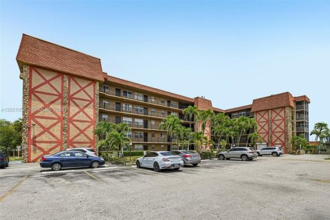 Copropriété à vendre à Hialeah, Floride: 2 chambres, 61.41 m2 № 2185885 - photo 2