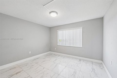 Copropriété à vendre à Hialeah, Floride: 2 chambres, 61.41 m2 № 2185885 - photo 12