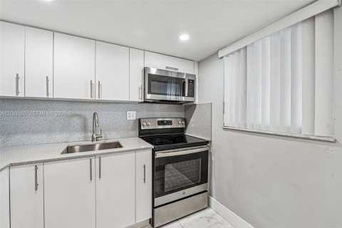 Copropriété à vendre à Hialeah, Floride: 2 chambres, 61.41 m2 № 2185885 - photo 11