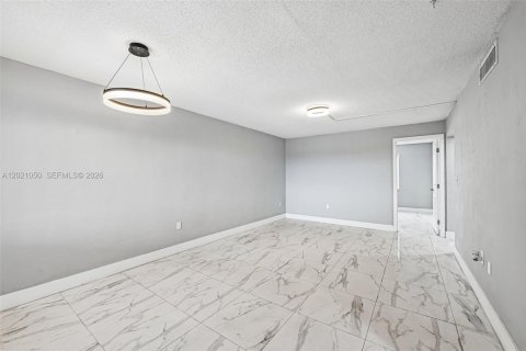 Copropriété à vendre à Hialeah, Floride: 2 chambres, 61.41 m2 № 2185885 - photo 8