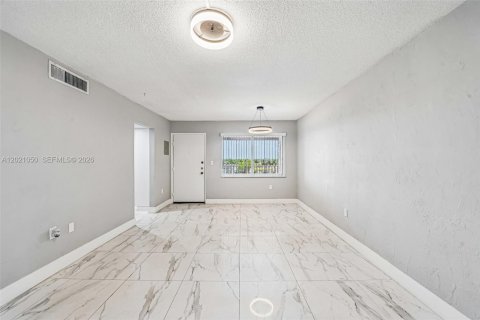 Copropriété à vendre à Hialeah, Floride: 2 chambres, 61.41 m2 № 2185885 - photo 6