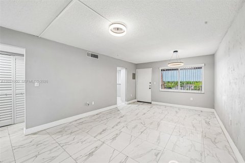 Copropriété à vendre à Hialeah, Floride: 2 chambres, 61.41 m2 № 2185885 - photo 7