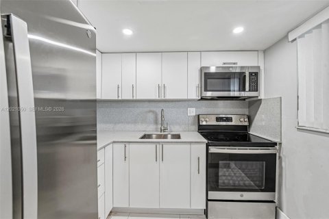 Copropriété à vendre à Hialeah, Floride: 2 chambres, 61.41 m2 № 2185885 - photo 10