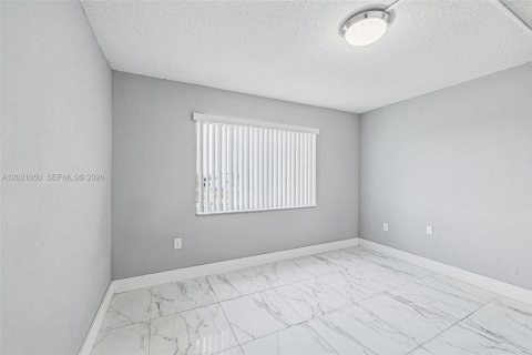 Copropriété à vendre à Hialeah, Floride: 2 chambres, 61.41 m2 № 2185885 - photo 13