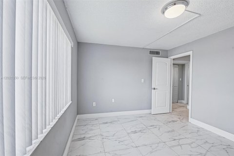 Copropriété à vendre à Hialeah, Floride: 2 chambres, 61.41 m2 № 2185885 - photo 14
