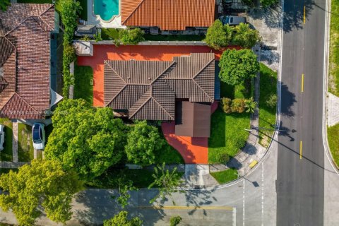 House in West Miami, Florida 3 bedrooms, 135.64 sq.m. № 1942988 - photo 30