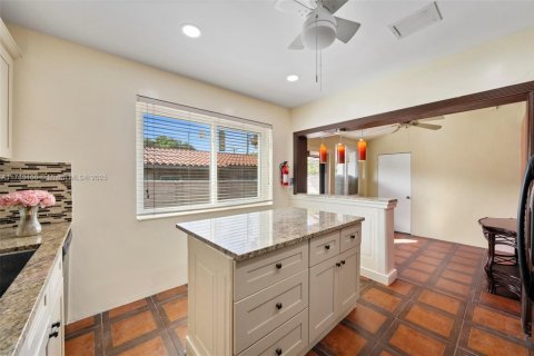 House in West Miami, Florida 3 bedrooms, 135.64 sq.m. № 1942988 - photo 7