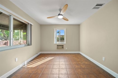 House in West Miami, Florida 3 bedrooms, 135.64 sq.m. № 1942988 - photo 11
