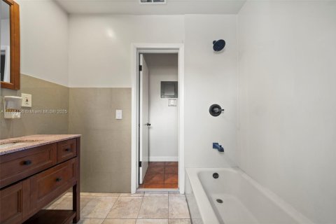 House in West Miami, Florida 3 bedrooms, 135.64 sq.m. № 1942988 - photo 17