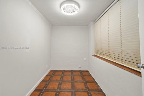 House in West Miami, Florida 3 bedrooms, 135.64 sq.m. № 1942988 - photo 19