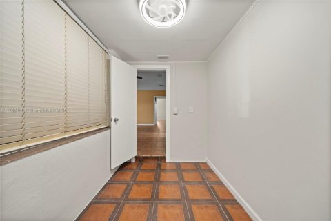 House in West Miami, Florida 3 bedrooms, 135.64 sq.m. № 1942988 - photo 18